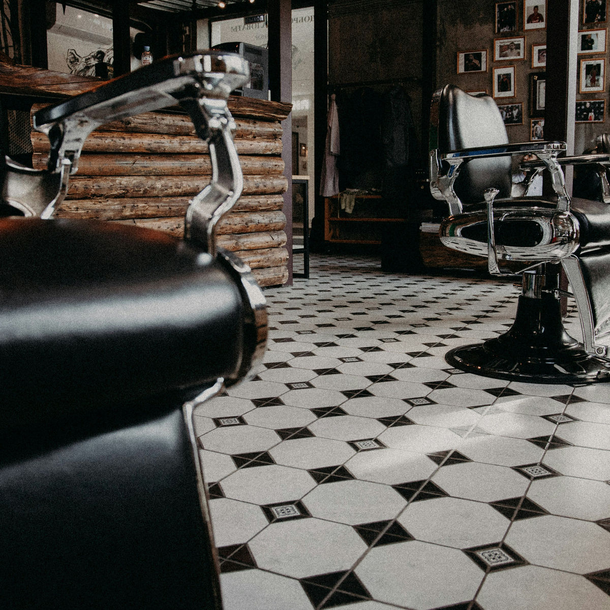 Stijlvol barbershop interieur met klassieke barberstoelen